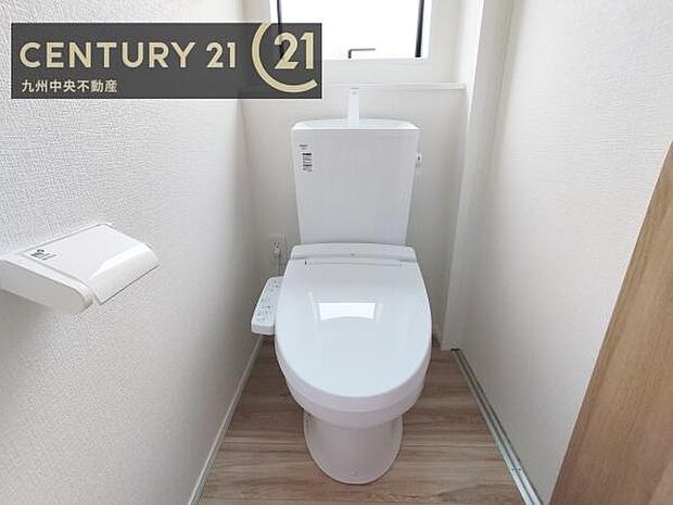 【トイレ】汚れてもサッとひと拭きでお手入れ簡単、エコ仕様の温水洗浄便座付きのトイレです。バリアフリーにも配慮しています。