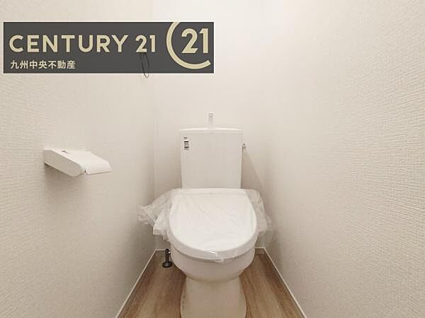【トイレ】汚れてもサッとひと拭きでお手入れ簡単、エコ仕様の温水洗浄便座付きのトイレです。バリアフリーにも配慮しています。