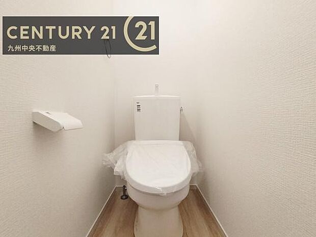 【トイレ】汚れてもサッとひと拭きでお手入れ簡単、エコ仕様の温水洗浄便座付きのトイレです。バリアフリーにも配慮しています。