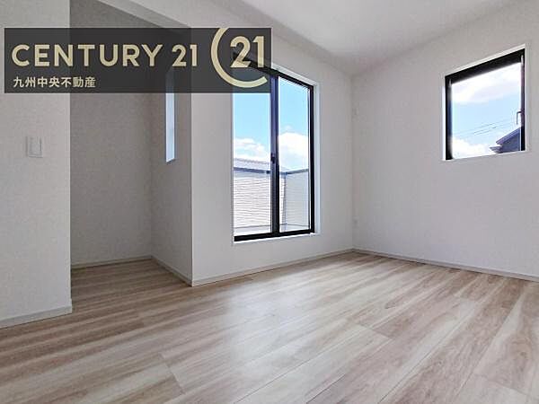 【洋室】2面採光を確保したお部屋。爽やかな風を感じて起きる朝は、快適生活の始まりに。