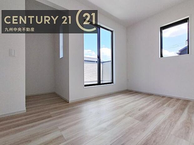 【洋室】2面採光を確保したお部屋。爽やかな風を感じて起きる朝は、快適生活の始まりに。