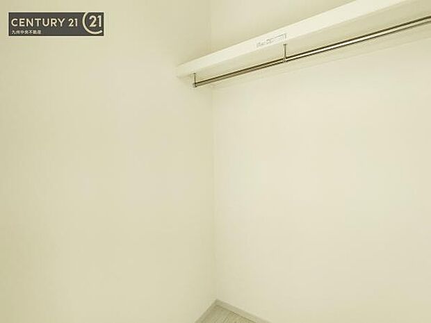 【ウォークインクローゼット】大型収納で片付け安心、生活にゆとりができ、お部屋もスッキリします。