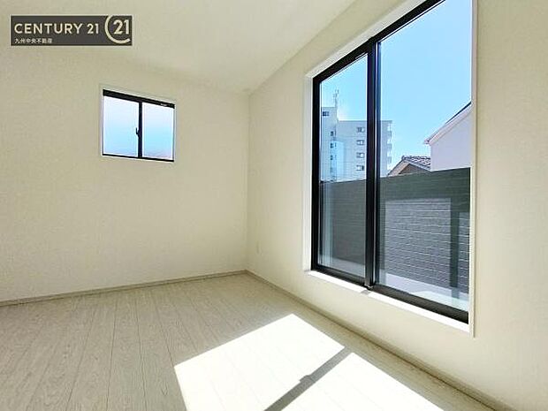 【洋室】開放的なバルコニーに面したお部屋。採光良好な快適空間です。
