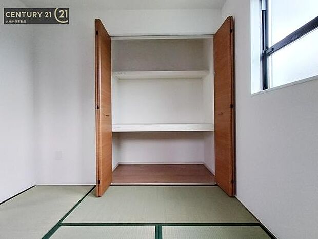 【押入】デッドスペースを作らず空間を無駄なく使うことのできる奥行きがあります。