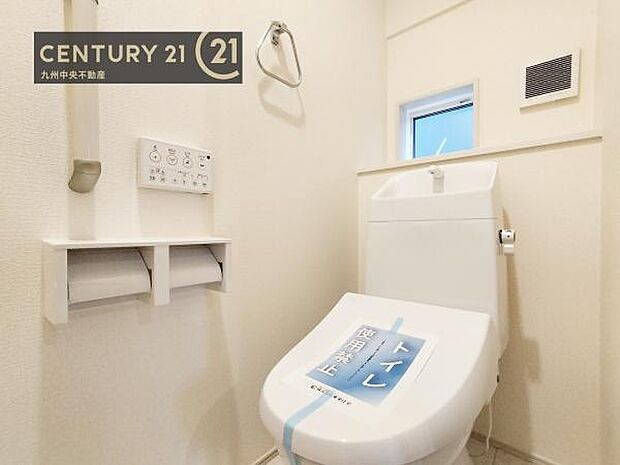 【トイレ】汚れてもサッとひと拭きでお手入れ簡単、エコ仕様の温水洗浄便座付きのトイレです。バリアフリーにも配慮しています。