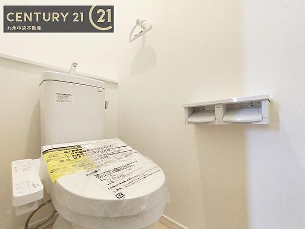 【トイレ】汚れてもサッとひと拭きでお手入れ簡単、エコ仕様の温水洗浄便座付きのトイレです。バリアフリーにも配慮しています。