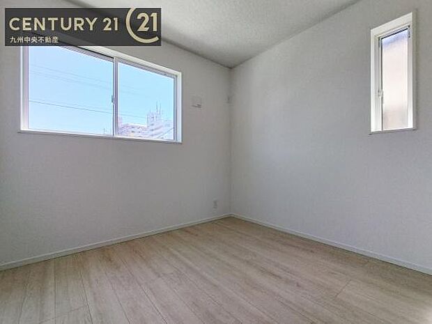 【洋室】2面採光を確保したお部屋。爽やかな風を感じて起きる朝は、快適生活の始まりに。