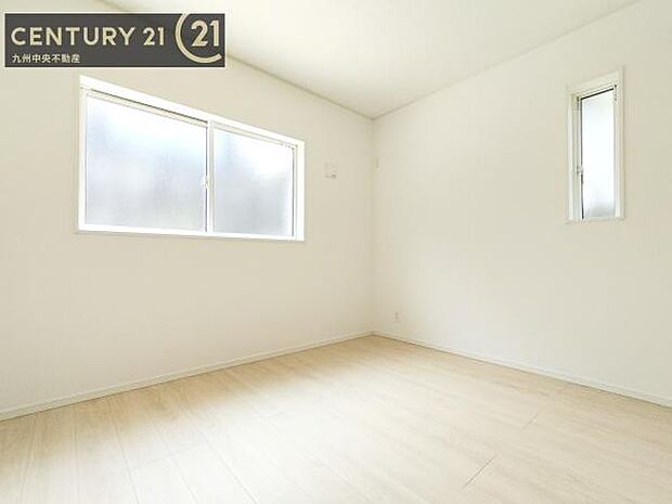 【洋室】2面採光を確保したお部屋。爽やかな風を感じて起きる朝は、快適生活の始まりに。