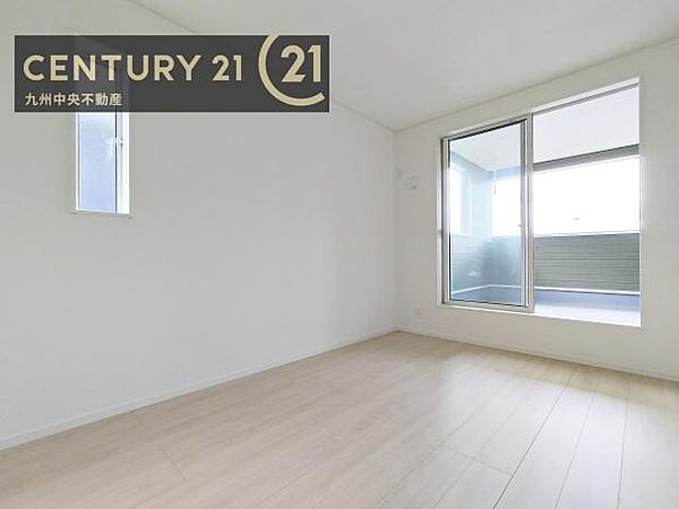 【洋室】開放的なバルコニーに面したお部屋。採光良好な快適空間です。