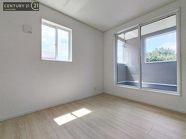【洋室】開放的なバルコニーに面したお部屋。採光良好な快適空間です。