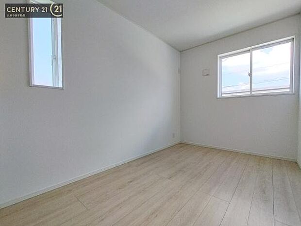【洋室】2面採光を確保したお部屋。爽やかな風を感じて起きる朝は、快適生活の始まりに。
