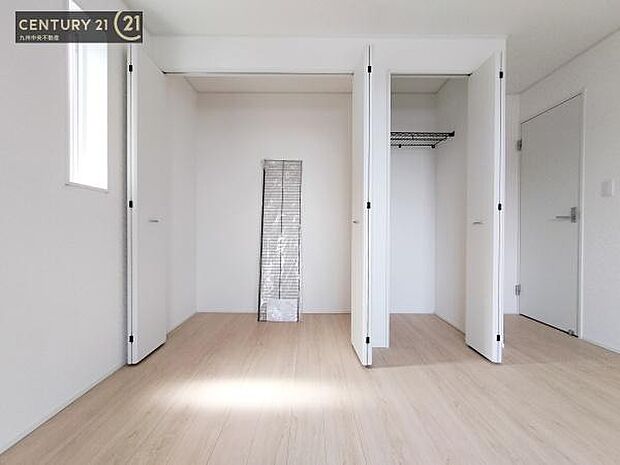 【洋室】2面採光を確保したお部屋。爽やかな風を感じて起きる朝は、快適生活の始まりに。