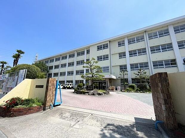 福岡市立長尾中学校まで1457m