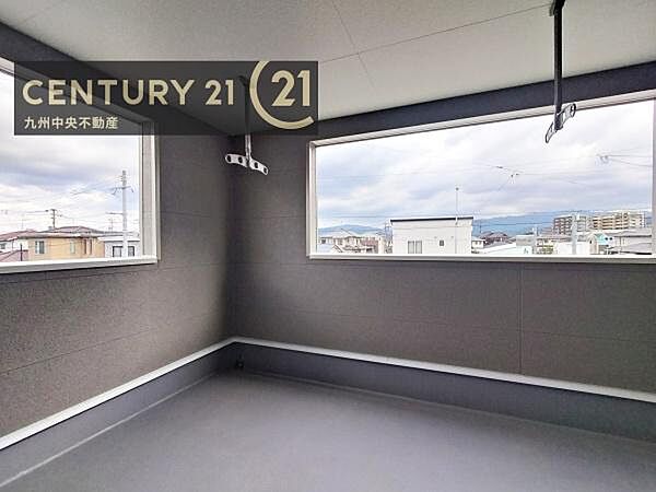【バルコニー】広々バルコニー。日当たりも良く、洗濯物もよく乾きます。