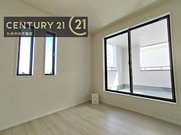 【洋室】開放的なバルコニーに面したお部屋。採光良好な快適空間です。