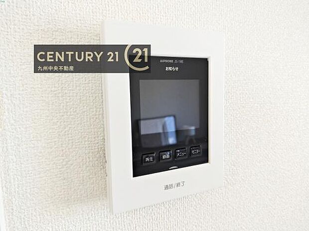 【ＴＶモニターホン】TVモニターホン付きの玄関は、訪問者の顔を見て、応答することができます。センサーライトで、夜の帰宅も明るく照らしてくれます。