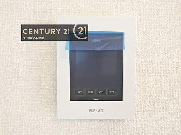 【ＴＶモニターホン】TVモニターホン付きの玄関は、訪問者の顔を見て、応答することができます。センサーライトで、夜の帰宅も明るく照らしてくれます。