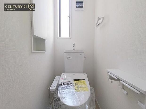 【トイレ】汚れてもサッとひと拭きでお手入れ簡単、エコ仕様の温水洗浄便座付きのトイレです。バリアフリーにも配慮しています。