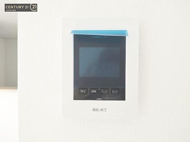 【TVモニターホン】TVモニターホン付きの玄関は、訪問者の顔を見て、応答することができます。センサーライトで、夜の帰宅も明るく照らしてくれます。
