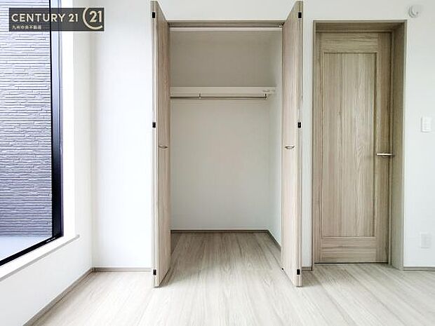 【クローゼット】お部屋ごとに設けた収納は住みやすさへのこだわりです。