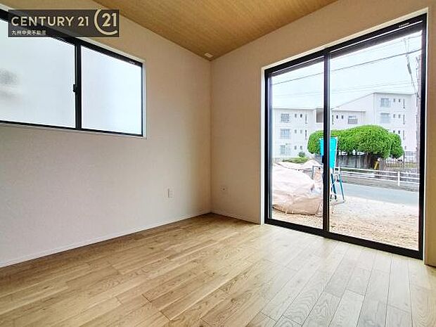 【洋室】2面採光を確保したお部屋。爽やかな風を感じて起きる朝は、快適生活の始まりに。