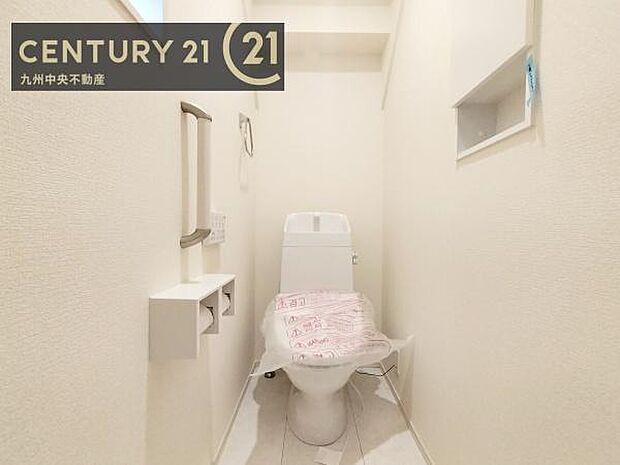 【トイレ】汚れてもサッとひと拭きでお手入れ簡単、エコ仕様の温水洗浄便座付きのトイレです。バリアフリーにも配慮しています。