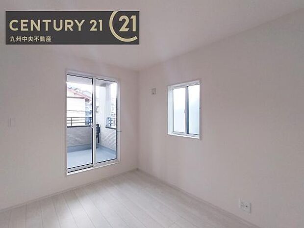 【洋室】開放的なバルコニーに面したお部屋。採光良好な快適空間です。
