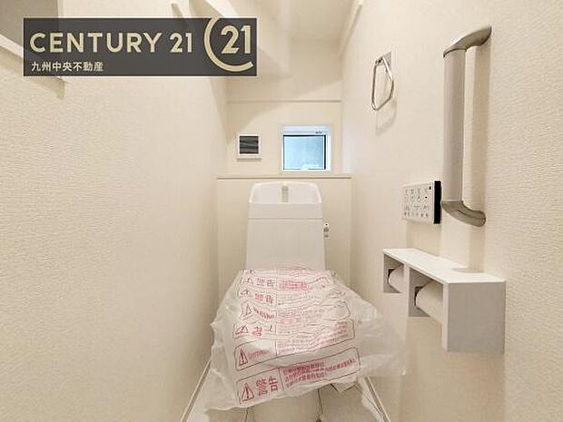 【トイレ】汚れてもサッとひと拭きでお手入れ簡単、エコ仕様の温水洗浄便座付きのトイレです。バリアフリーにも配慮しています。