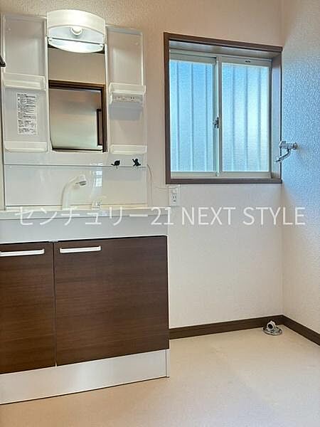 十分サイズの洗面所。キッチンの裏に水回りがあり家事導線が楽です。