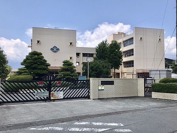 甲府市立北西中学校まで1046m