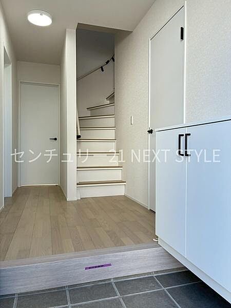 シンプルでスタイリッシュな玄関周り