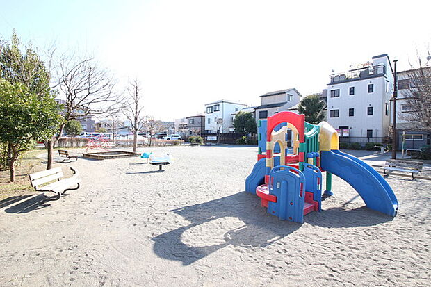 生田2丁目公園まで200m、たくさんの子供たちでいつもにぎやかな公園明るく安心して遊べます。