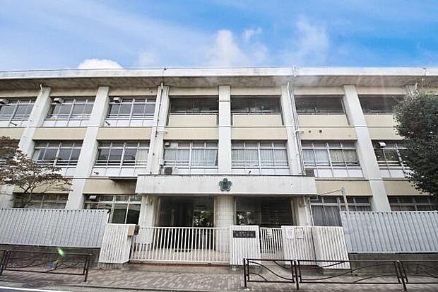 川崎市立稲田中学校まで1433m、昭和22年開校、創立70周年の歴史ある中学校。学校教育目標　「基礎的能力をもつ有用な社会人の育成」です。