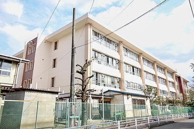 川崎市立菅中学校まで359m、学校教育目標：・意欲的に学習し、真理を追究する人・健康で明るく、たくましい人・創造的な活動のできる人　等