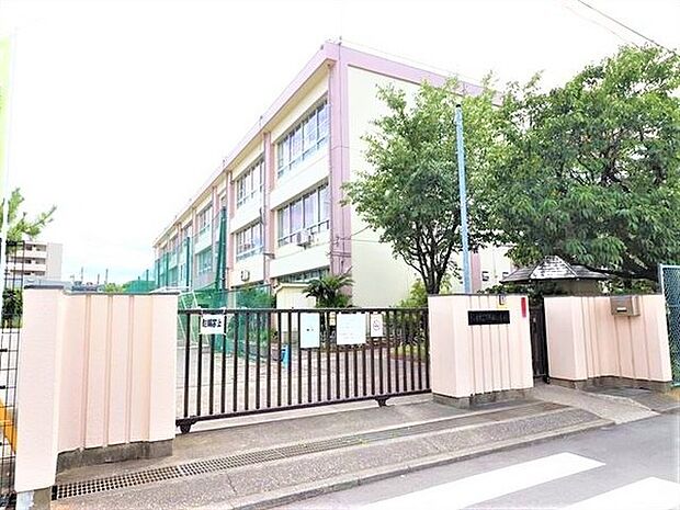 川崎市立中野島中学校まで900m、昭和35年に開校した歴史のある学校。人権尊重教育を基盤とし教育目標を目指す。