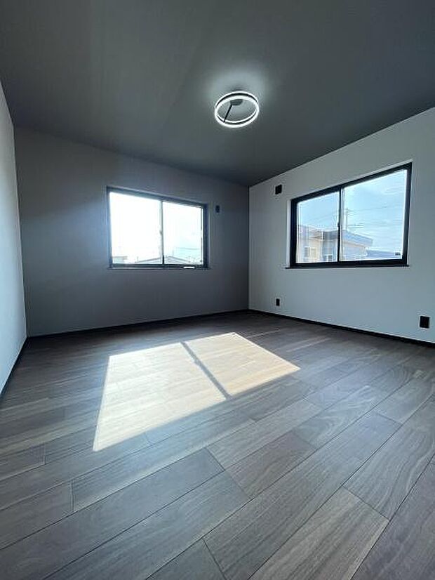■2階洋室です。角部屋で日あたりがよく快適な空間となっております。
