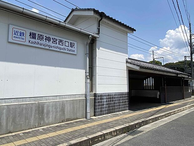橿原神宮西口駅(近鉄 南大阪線)まで1727m、相対式2面2線のホームを持つ地上駅。出改札口は地下にある。区間急行が停車するため、ホーム有効長は6両分となっている。