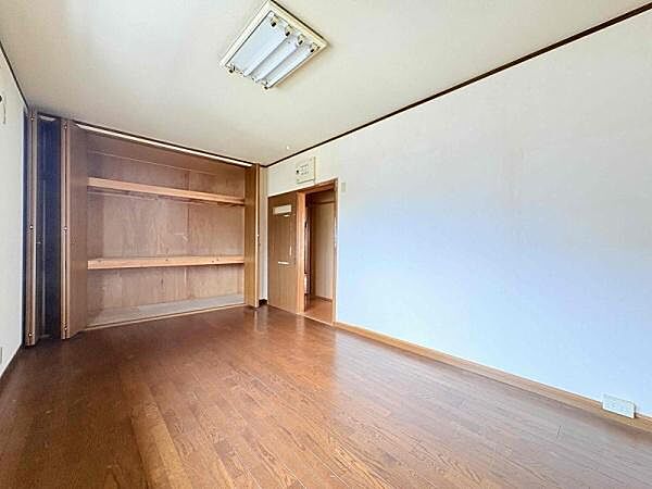 約7.5帖の洋室です！収納もあるのでお部屋も広々使えます♪