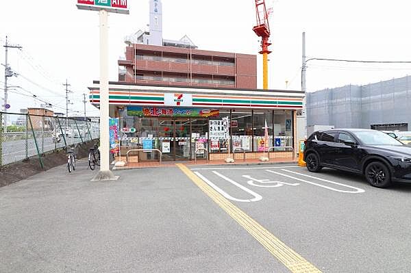 セブンイレブン　橿原南八木町1丁目店まで1299m、〒634-0077 奈良県橿原市南八木町1-4-8電話番号　0744-29-2191　営業時間　24時間営業