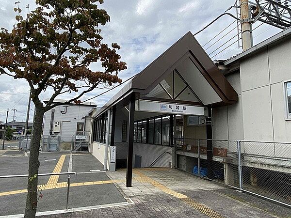 坊城駅(近鉄 南大阪線)まで761m、駅周辺には、金橋郵便局・南都銀行坊城支店・大和信用金庫坊城支店・イオンモール橿原・オークワ橿原坊城店　等が有ります。