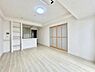 リビング/ダイニング：☆明るいリビング、オシャレで快適に過ごせます♪※AI加工により家具等は消去しています。