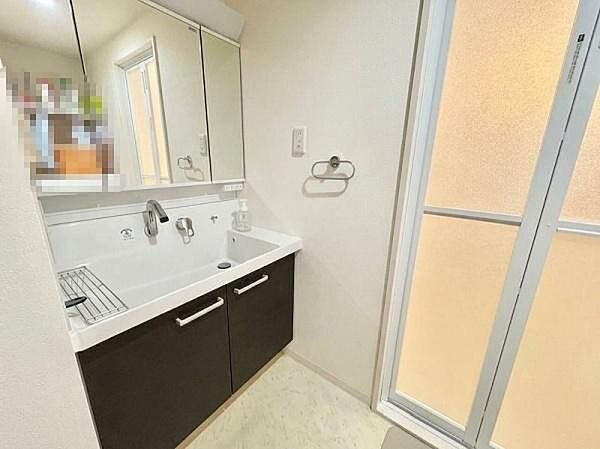 ☆綺麗な洗面化粧台です！※AI加工により家具等は消去しています。