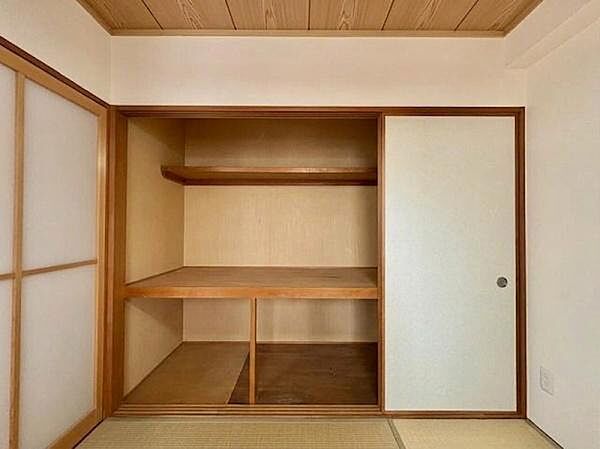 押入にはたくさん収納可能♪※AI加工により家具等は消去しています。