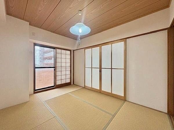 リビング横の和室は落ち着く空間となっております♪※AI加工により家具等は消去しています。