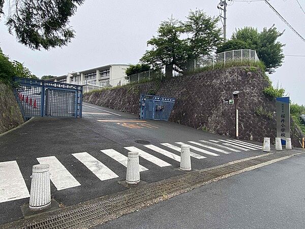 桜井市立桜井小学校まで1138m、桜井(奈良県)駅南口から徒歩約12分　桜井(奈良県)駅北口から徒歩約15分