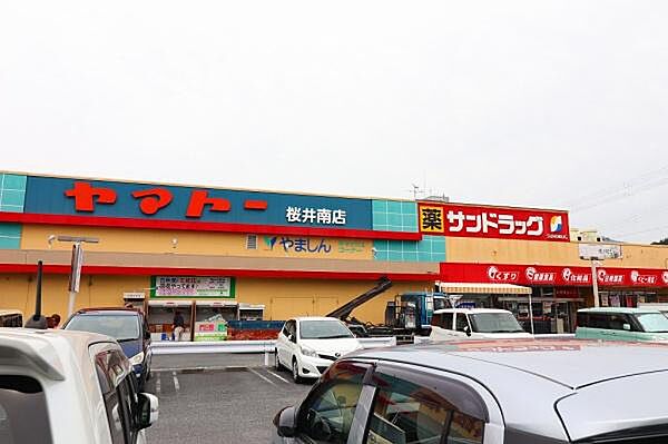 サンドラッグ　桜井南店まで522m、〒633-0053 奈良県桜井市谷245-1電話番号　0744-49-2311