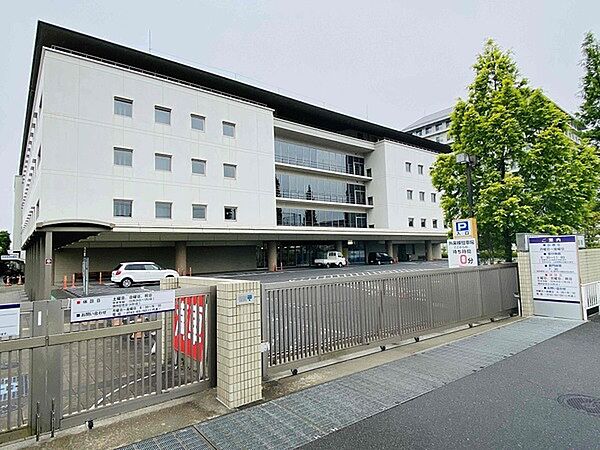 （財）天理よろづ相談所病院まで665m、通称「憩の家」（いこいのいえ）。東和保健医療圏の地域がん診療連携拠点病院である。