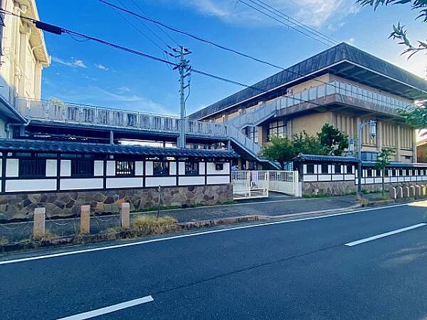 橿原市立今井小学校まで689m、近鉄橿原線「八木西口」駅より約500ｍ