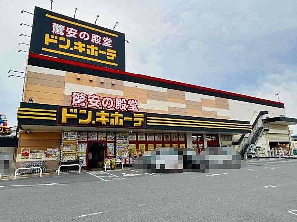ドン・キホーテ 天理店まで1222m、食料品、おもちゃ、靴、その他家庭用品が購入できるディスカウントストア。