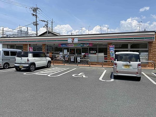 セブンイレブン　大和高田今里町店まで1247m、高田市駅から徒歩約11分　高田駅西口から徒歩約14分　浮孔駅出口から徒歩約19分　ヤマト運輸取扱店